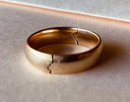 Обнаружен производственный брак кольца - трещина в бриллианте при закрепке